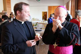 Der Bischof cremt sich die Hände mit der neuen St.-Josefs-Creme ein