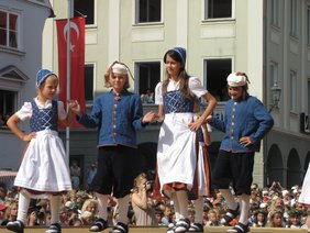 Der „Webertanz“ vorgeführt von der Volksschule Amendingen