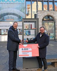 Zwei Männer vor dem Gebäude des Theaters.