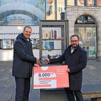 Zwei Männer vor dem Gebäude des Theaters.