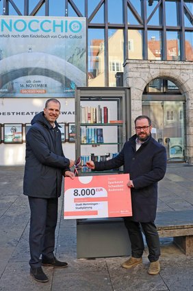 Zwei Männer vor dem Gebäude des Theaters.