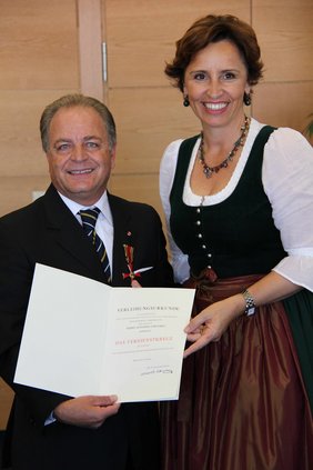 Commendatore Tortorici und Staatsministerin Haderthauer bei der Verleihung des Bundesverdienstkreuzes