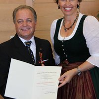 Commendatore Tortorici und Staatsministerin Haderthauer bei der Verleihung des Bundesverdienstkreuzes