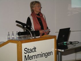Frau Prof. Dr. Claudia Kugelmann beim Vortrag