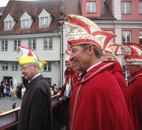 Oberbürgermeister Dr. Ivo Holzinger und 11er Rat blicken freudig auf das närrische Treiben.