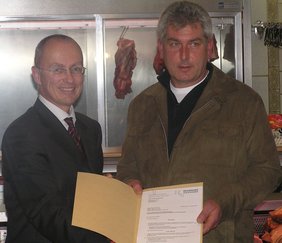 Übergabe der Zulassung als „EU-Lebensmittelbetriebe“, durch Regierungspräsident Karl Michael Scheufele an den Metzgermeister Karl Hieber.
