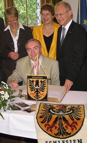 Eintrag ins Goldene Buch Kreisvorsitzenden der Vertriebenen, Armin M.Brandt (sitzend), (v.l.n.r.) Zweite Bürgermeisterin Claudia Knoll, MdL Dr. Ingrid Fickler, neben Oberbürgermeister Dr. Ivo Holzinger