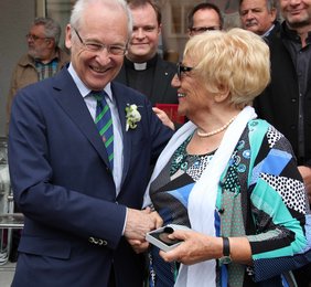 Elisabeth Bach-Schedel erhält von OB Dr. Holzinger die Freiheitspreis-Medaille