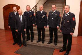 Gruppenbild der Jubilare mit 40 Dienstjahren zusammen mit Stadtbrandinspektor Wolfgang Bauer, Stadtbrandrat Hans Hirschmeier und Oberbürgermeister Dr. Ivo Holzinger