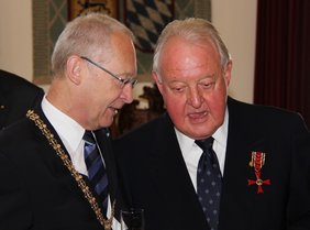 Oberbürgermeister Dr. Ivo Holzinger gratuliert dem neuen Ordensträger
