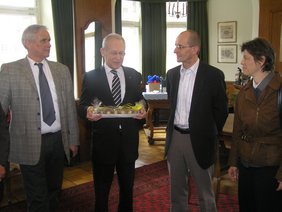 ver.di-Delegation überbrachte dem Rathauschef Pralinen - (v.l.n.r.): Manfred Heeb vom ver.di Bezirk Allgäu, Oberbürgermeister Dr. Ivo Holzinger, Bundesvorstandsmitglied Achim Meerkamp, Dr. Brigitte Zach, Landesfachbereichsleiterin Gemeinden von ver.di 
