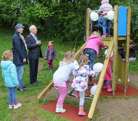 Kinder klettern auf den Turm