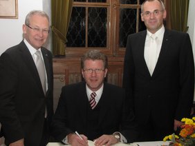 Staatssekretär Dr. Marcel Huber trägt sich in das Goldene Buch ein