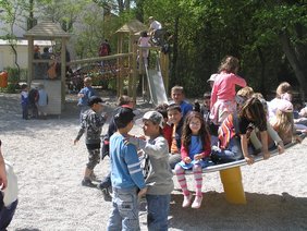Kinder auf den neuen Spielgeräten.