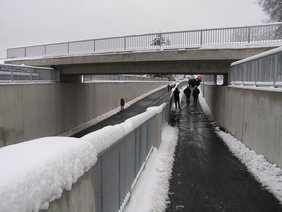 Die zweigeteilte Unterführung – links die Fahrbahn, rechts der Fuß- und Radfahrweg