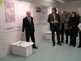 Der Oberbürgermeister vor dem Entwurf der Wettbewerbssieger