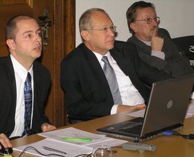 Bei der Präsentation des Rathausserviceportals mit dem „Meldeamt-online“: Amtsleiter Dino Deriu, Oberbürgermeister Dr. Ivo Holzinger und der geschäftsleitende Beamter der Stadt, Volker Kraus. Foto: Pressestelle der Stadt Memmingen