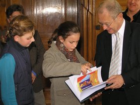 Die beiden Schülerinnen mit dem Stadtoberhaupt bei der Übergabe des Buches.