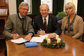 Im Amtszimmer wurde Vertrag unterzeichnet