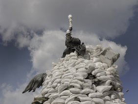 Eine mit Sandsäcken geschützte Statue in Kiew.