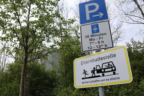 Das neue Schild mit einem amtlichen Schild einer zeitlichen Halteerlaubnis: Mit Parkscheibe, 30 Min, Mo-Fr 7:30 Uhr -8 Uhr; 12 Uhr-13:30 Uhr.