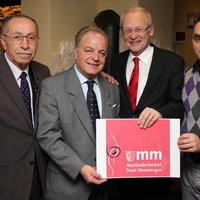 Mehmet Yildirim, Antonino Tortorici, Hasan Zareli präsentieren OB Dr. Ivo Holzinger das neue Logo des Ausländerbeirates