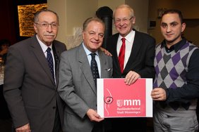 Mehmet Yildirim, Antonino Tortorici, Hasan Zareli präsentieren OB Dr. Ivo Holzinger das neue Logo des Ausländerbeirates