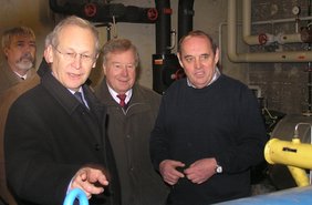 Der Technische Leiter erläutert die Hallentechnik