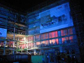 Das Geschäftshaus bei Nacht