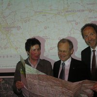 Mechthild Feldmeier, Oberbürgermeister Dr. Ivo Holzinger und Landrat Hans-Joachim Weirather studieren die neue Radfahrkarte.
