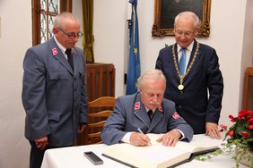 Graf Georg Ballestrem trägt sich in das Goldene Buch ein