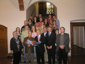 Die Gäste aus Amerika mit Oberbürgermeister Dr. Holzinger auf der Rathaustreppe