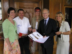 Mit Hilfe der neuen Standortbroschüre sollen potentielle Mieter akquiriert werden.