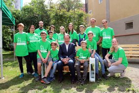 Gruppenbild mit Sofa