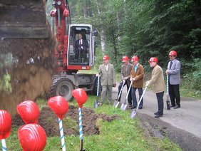 Den traditionellen Spatenstich nahm der Oberbürgermeister mit dem Bagger vor.