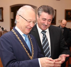 Bischof Erniša überreicht OB Dr. Holzinger eine slowenische Ein-Euro-Münze