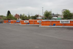 Die in den Boden abgesenkten Entsorgungscontainer