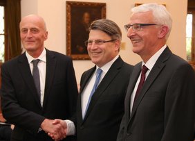 Heinrich Melzer, Minister Prof. Dr. Winfried Bausback und Dr. Thomas Ermer beim Festakt in der Rathaushalle