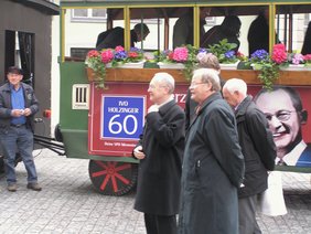 Oberbürgermeister dr. Ivo Holzinger vor dem Legauer Bähnle