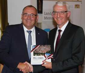 OB Manfred Schilder begrüßt Dr. Thomas Ermer