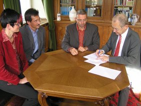 Im Amtszimmer des Oberbürgermeisters fand die Vertragsunterzeichnung statt.