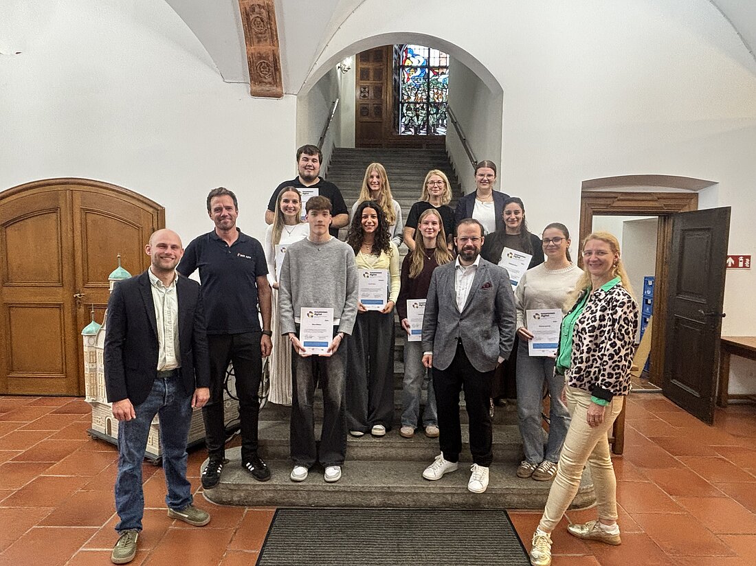 Gruppenbild mit den Auszubildenden, die eine Urkunde erhalten haben für ihr Engagement bei den zusammen-digital-Beratungen 