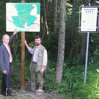 Das Bild zeigt Oberbürgermeister Dr. Ivo Holzinger  und den Leiter des Städtischen Forstamtes, Georg Jutz, bei der Vorstellung der neuen Beschilderung im Eisenburger Wald.