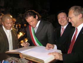 Erster Bürgermeister Manuele Bozzetto trägt sich gerade in das Goldene Buch ein