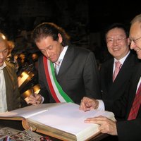Erster Bürgermeister Manuele Bozzetto trägt sich gerade in das Goldene Buch ein