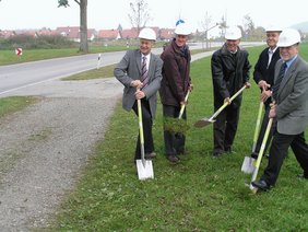 Behelmt mit dem Spaten in der Hand wurde der erste "Stich" vorgenommen.