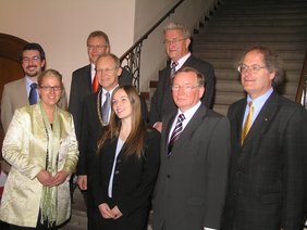 Verabschiedet wurden folgende sieben Stadträte durch den Rathauschef (v.l.n.r.) Rüdiger Hering, Claudia Flemming, Manfred Wachter, Oberbürgermeister Dr. Ivo Holzinger, Andrea Rauh, Dr. Hans Deng, Dritter Bürgermeister Josef Martin Lang und Prof. Dr. J