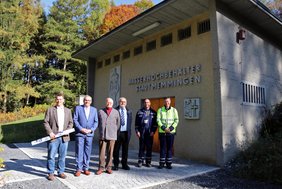 Hinter der Gruppe ist das Gebäude des Hochbehälters zu sehen mit der Fassadenaufschrift "Wasserhochbehälter Memmingen".