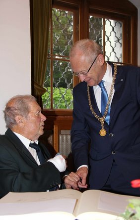 Anton Straub erhielt die Malteser-Ehrennadel in Gold mit Granat