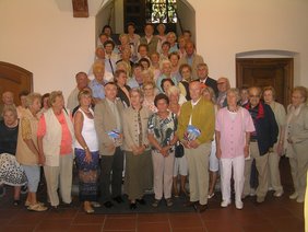 Gruppe der AWO Dachau mit Bürgermeister Ferk auf der Rathaustreppe